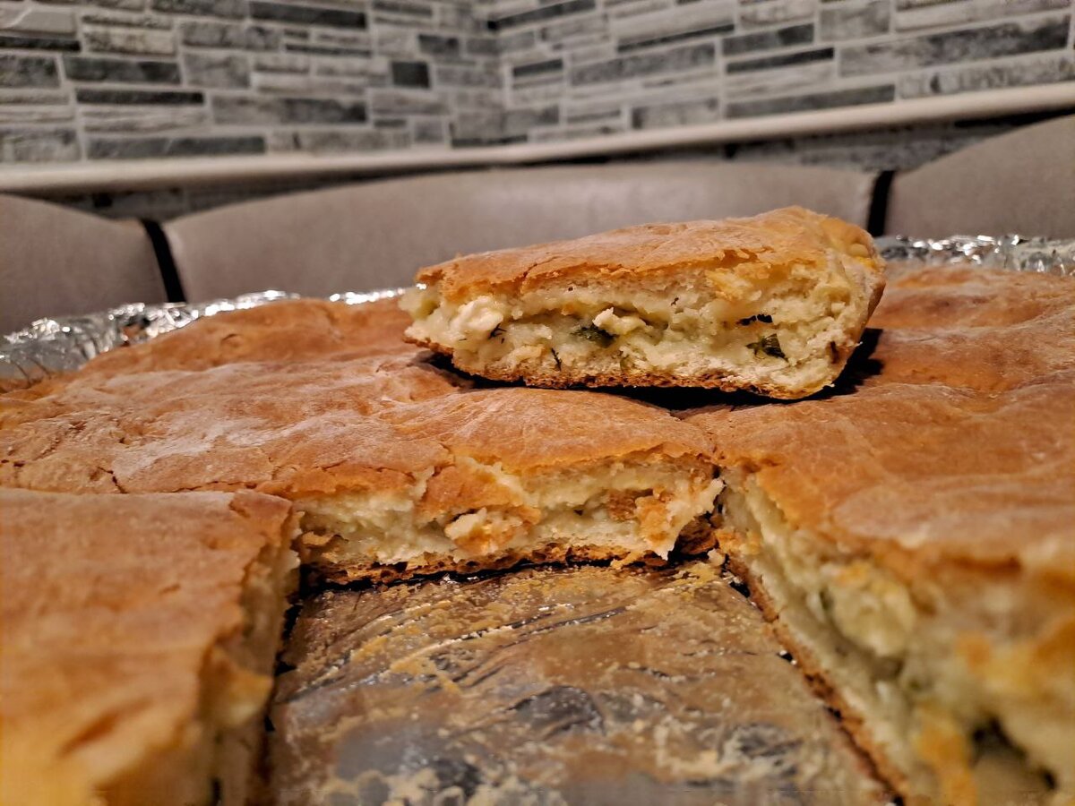 Два листа приготовили... И договорились больше картофель - пюре не делать... Будем только слоями, пюре не нравится, но нарезать было не охота. Тесто было очень вкусное, со сладковатым, сдобным привкусом 😎😋 Рецепты теста я много раз выкладывала в своём блоге, тесто делать люблю своё, кроме тех раз, когда нужно слоёное))