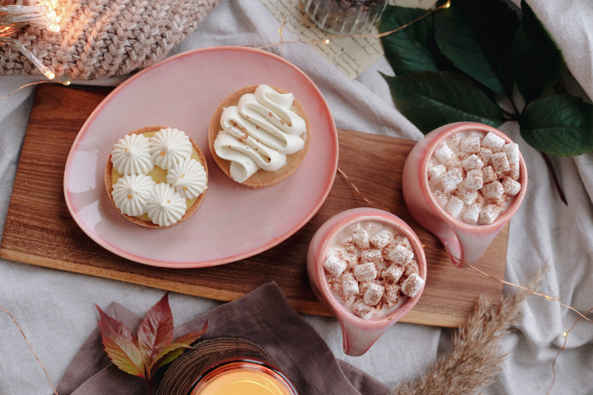 На фото серия "Рассвет над Имладрис" Мастерской дизайнерской посуды "VELES". Кружка цветок Жизни 200 мл и овальное блюдце