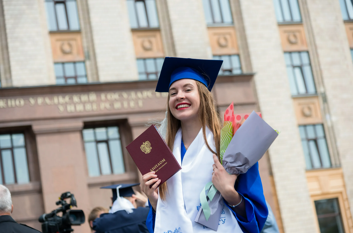 Выпускник вуза. Выпускники российских вузов. Выпускница вуза. Русские выпускники института. Будущие российского образования