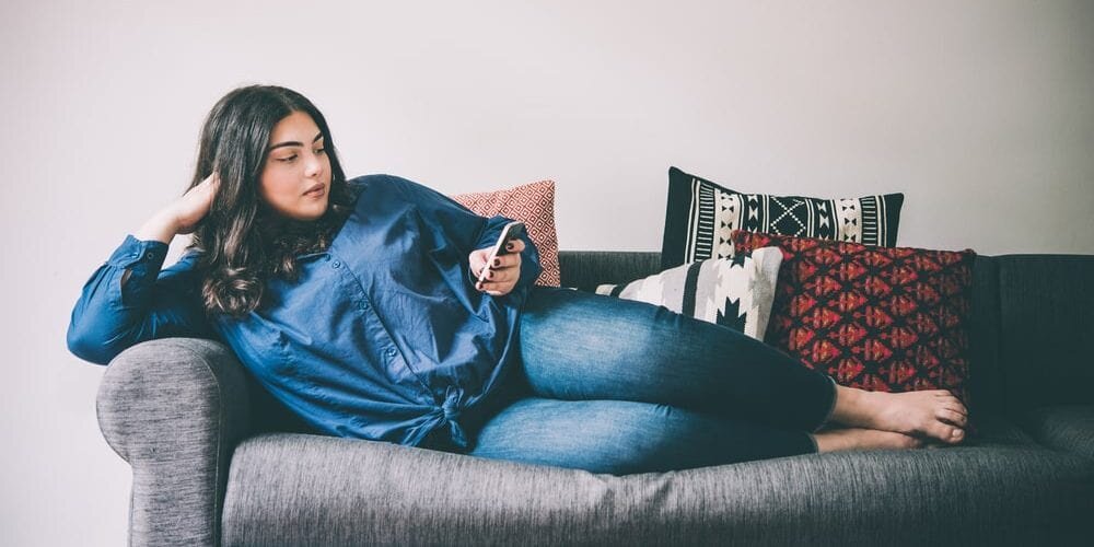 Но не забывайте про маленькие детали, которые помогут довести картинку до совершенства:Показывайте яркие эмоции — смейтесь, улыбайтесь, кокетничайте;Не придвигайтесь к камере слишком близко;Расставьте дополнительные источники света за камерой;Не забывайте следить за мимикой.