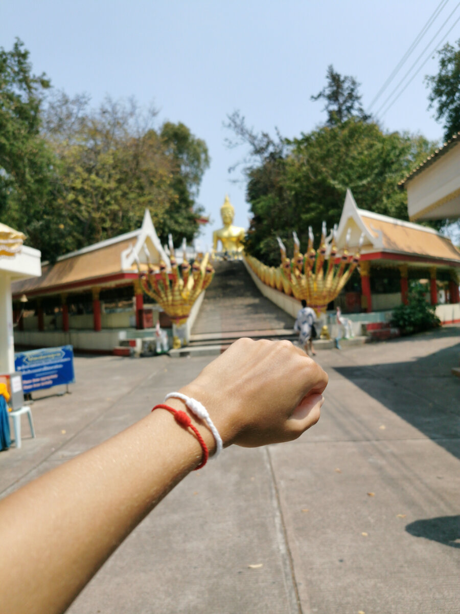 Ниточка Сай Син на фоне пустой лестницы