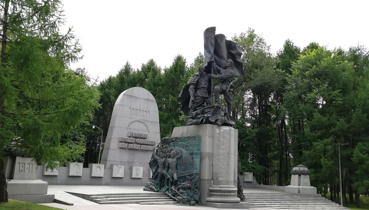 Памятник «в борьбе против фашизма мы были вместе» (Москва). «В борьбе против фашизма мы были вместе». Москва, парк Победы. Памятник на Поклонной горе в борьбе против фашизма. Памятник в борьбе против фашизма мы были вместе на Поклонной горе. Места исторической памяти