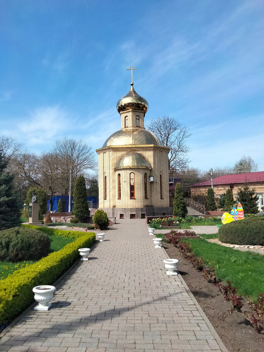 Справа одноэтажное здание кожвен диспансера куда я сегодня ходила 