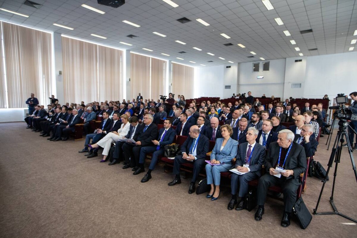  📷    Денис Паслер в Новотроицке принял участие в региональной общепромышленной конференции Андрей Севостьянов