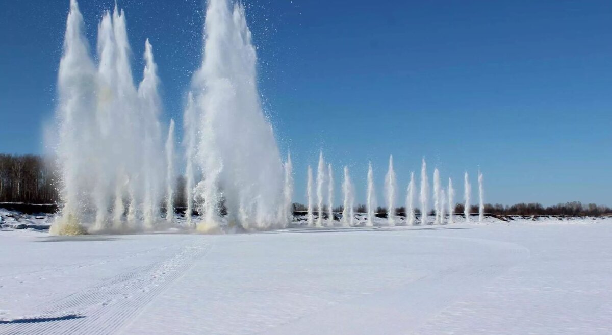    В Югре взорвали лёд на реке Обь