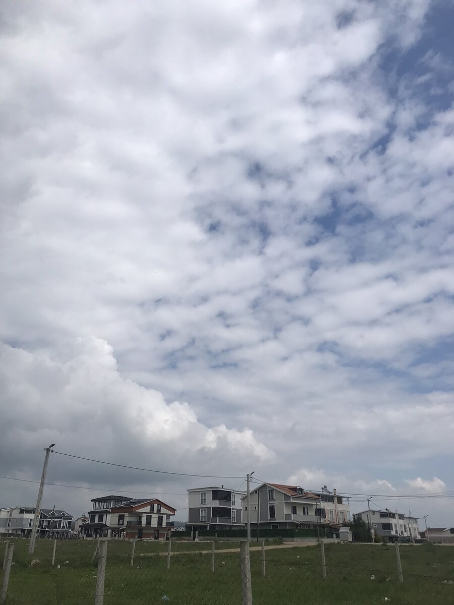 Друзья мои, вам ещё не надоело любоваться на прекрасное небо Тракии?  Мне - нет :))) это просто что-то невероятное! Небо каждый раз одно, но, ежеминутно , разное! Оно постоянно в своей изменчивости.