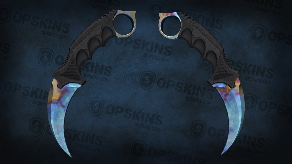 Karambit Case Hardened Seed 4 показывает более 80% синего цвета как на игровой стороне, так и на задней стороне. Золотистые разводы и фиолетовые оттенки присутствуют в основном возле рукоятки.