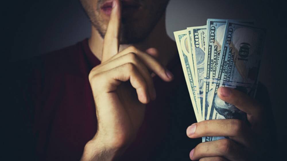 После измены супруги самаркандец решил наказать ее любовника на деньги, извещают узбекские СМИ.
В преступную группу вошли сам рогоносец и его братья. 28 марта они  с двумя подельниками посадили любвеобильного мужчину в машину и отвезли в заброшенное здание. Там они избили его и заставили написать долговую расписку на $50 тысяч. Шантаж продолжился и далее, ему угрожали по телефону, требовали расплатиться, иначе его интимные фотографии обещали выложить в интернет.
Запуганный гражданин даже выплатил преступникам первый взнос – 5 млн сумов и $300. Наконец, он обратился за помощью в органы правопорядка. Делом занялись сотрудники СГБ, вскоре задержавшие главаря бандгруппы при получении от потерпевшего $30 тысяч.