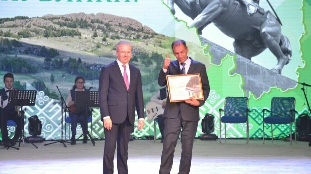     Юнира Калимуллина обвинила в избиениях его бывшая гражданская супруга. Первое заявление на него было написано в 2020 году, а в 2021 министр культуры РБ лично представляла его коллективу Сибайской филармонии в качестве нового руководителя.