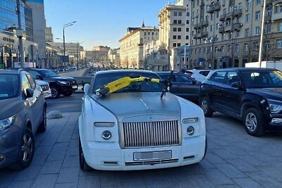    В центре Москвы прохожий атаковал «Роллс-Ройс» с помощью самокатов ©Telegram-канал "Baza"