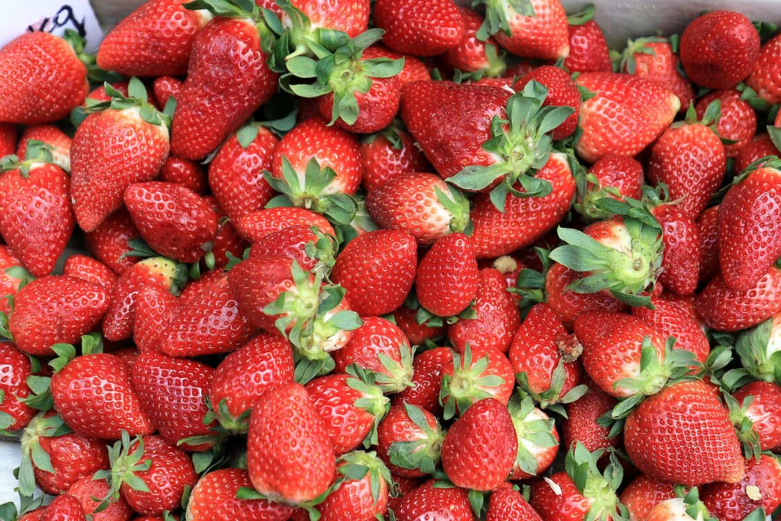 https://fonwall.ru/wallpaper/food-fruit-strawberries-plant/