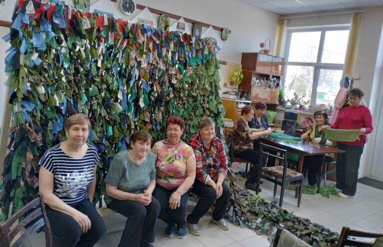    Жительницы Грачевского района изготовили маскировочную сеть для военнослужащих Кристина Просвиркина