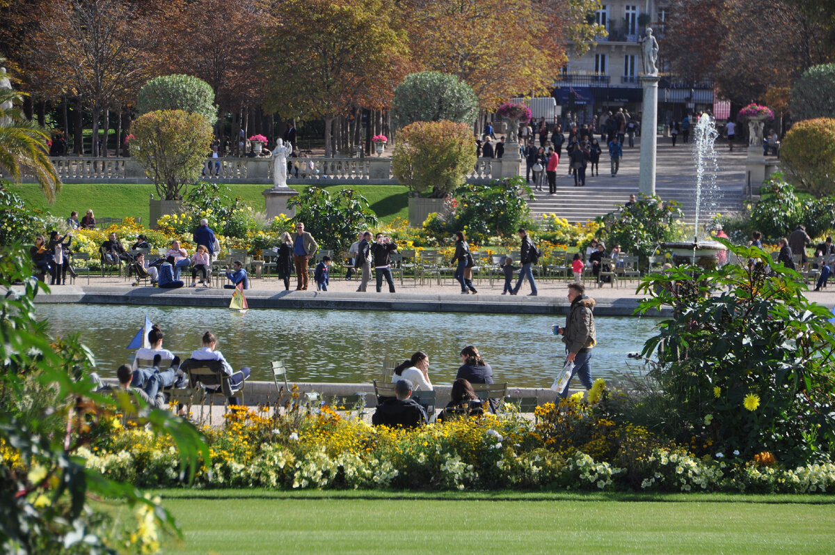Нашей следующей целью был самый знаменитый парижский парк, а по мнению многих, и самый красивый - Люксембургский сад.