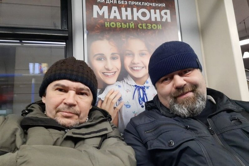 Автор канала "Записки про табак" Владислав Беляков (слева) и автор мешки "Занзибар" Федор Михайлович (справа) едут в метро куда-то в сторону Люберец. Москва, 2023 г.