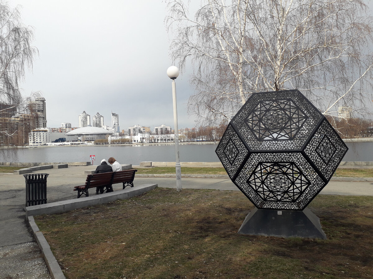 Зелени в апреле в Екатеринбурге ещё нет.  Фото автора.