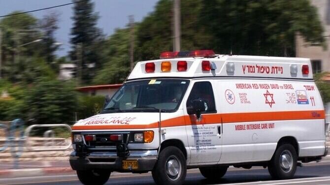     В центре Иерусалима неизвестный на автомобиле протаранил толпу пешеходов. В результате инцидента пострадали как минимум пять человек.