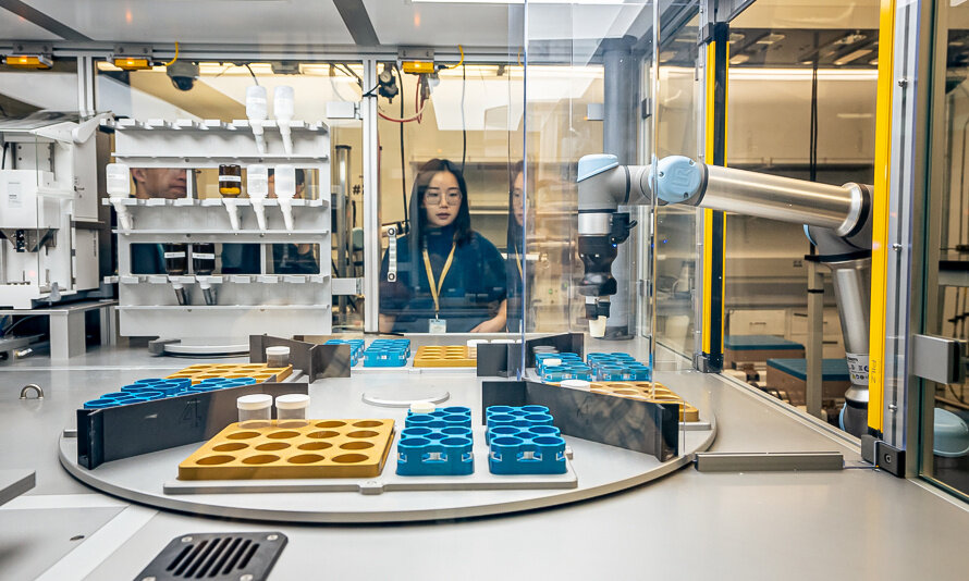 ИИ-робот справляется с поставленной задачей в 50–100 раз быстрее человекаФото: © Marilyn Sargent / Berkeley Lab