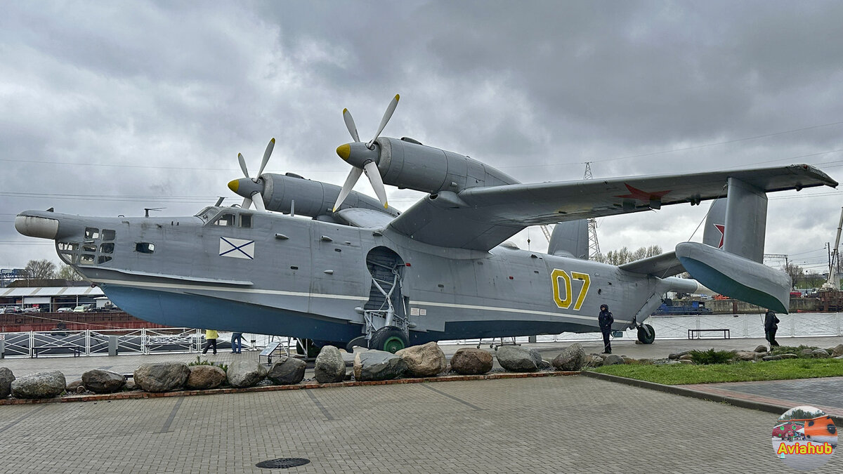 Авиахаб. Самолет амфибия. Бе-12. Бе-12 летающая лодка. Памятник самолет.