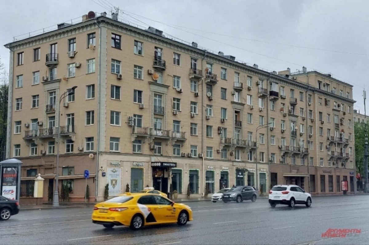    В этом доме Ленинском проспекте, д. 28 самая дешевая из квартир Абызова — всего за 35,8 млн руб.