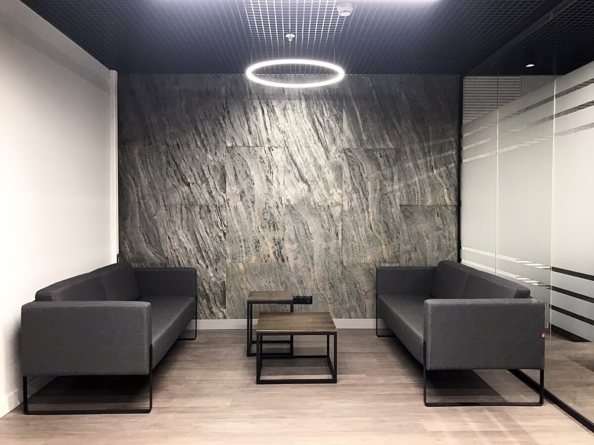 Лаундж-зона в офисном здании в Москве