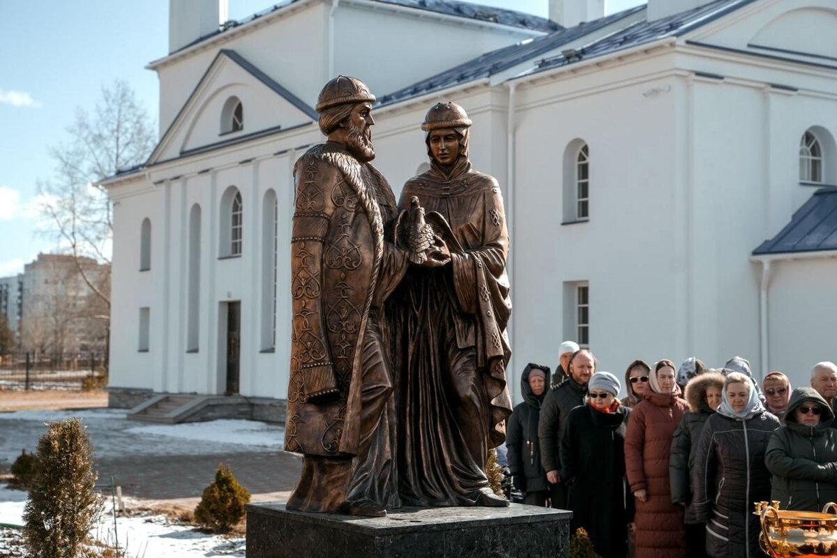 Памятник Петру и Февронии