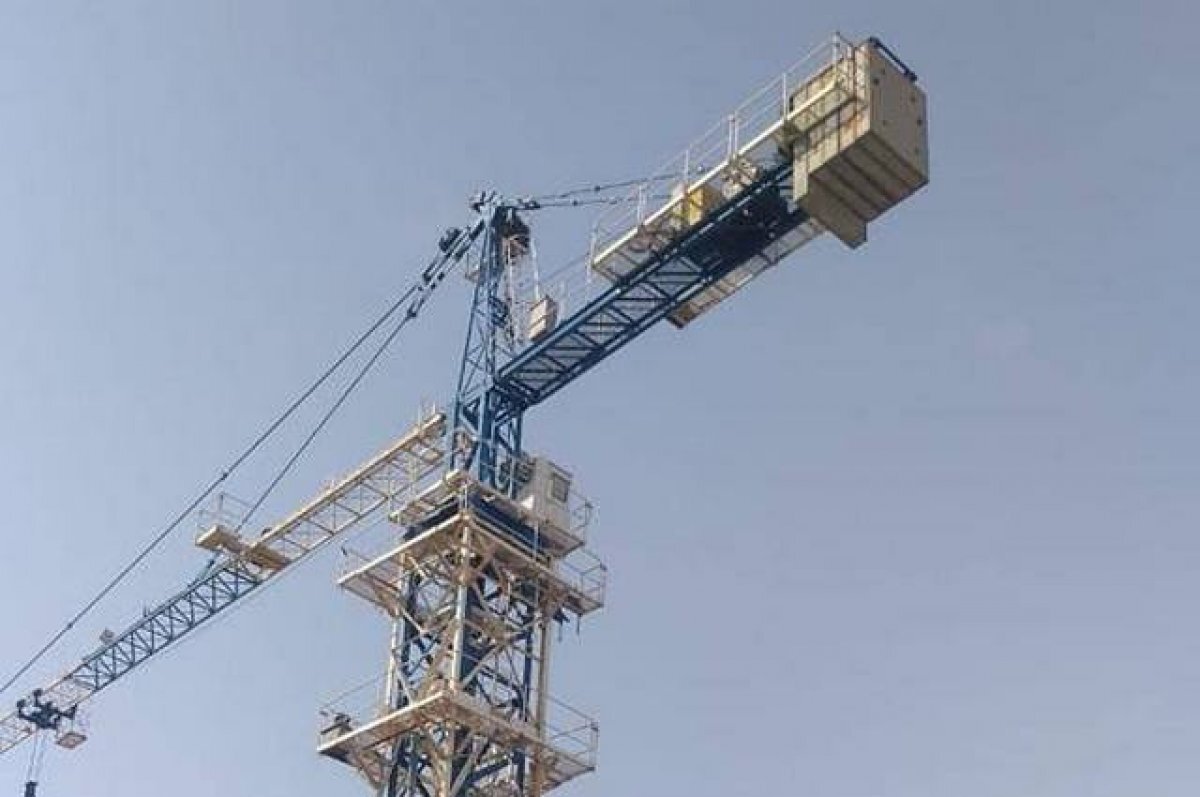    Хабаровчан напугал нависающий над дорогой кран