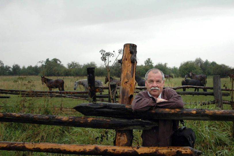 Этот мой портрет на фоне лошадей и пасмурного дня сделал выдающийся пермский селекционер орловского рысака Андрей Соколов.