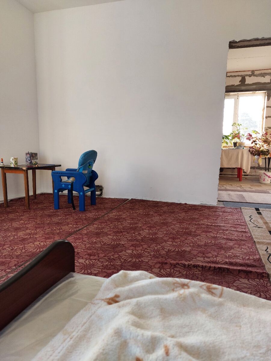 Новая комната и новая кровать. Матрас ещё пока в целлофане, уже позже я купила непромокаемые наматрасники, это спасение для семьи с маленькими детьми