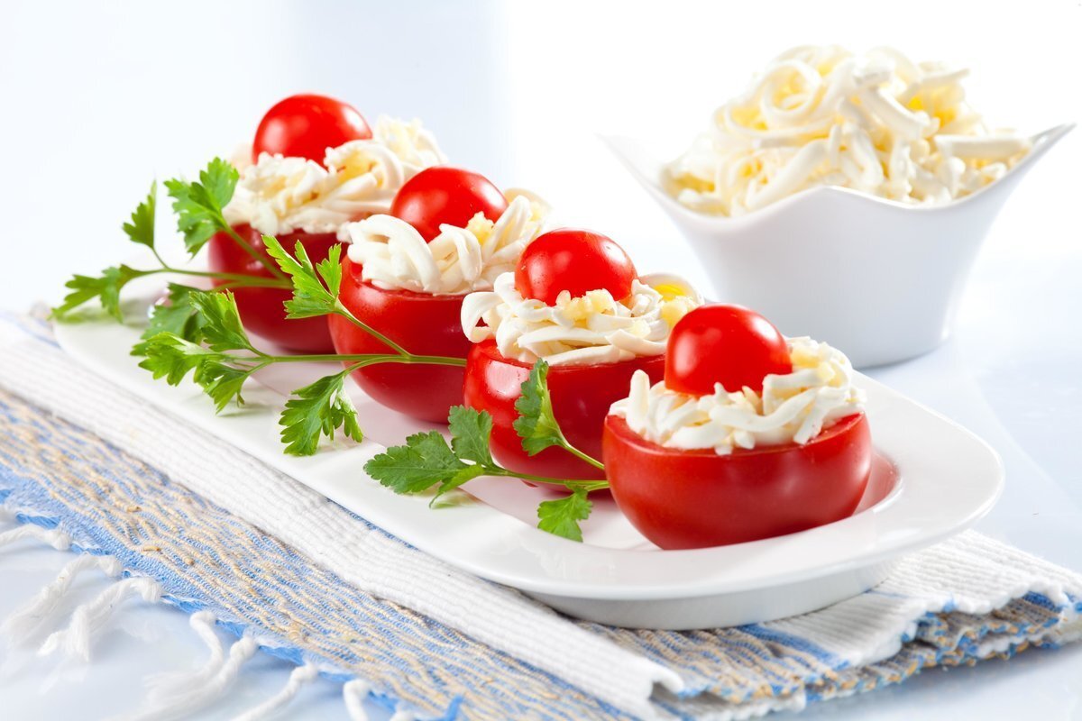 Закуска — помидоры с сыром и чесноком