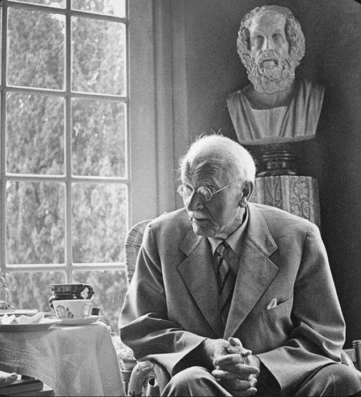 Карл Юнг в старости у себя в кабинете.