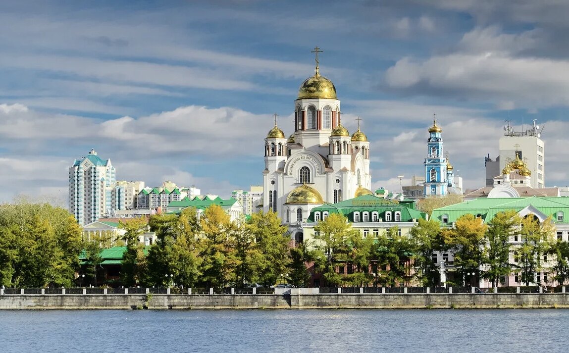 Вид на Храм на Крови (Храм Святой Екатерины до сих пор не построен)