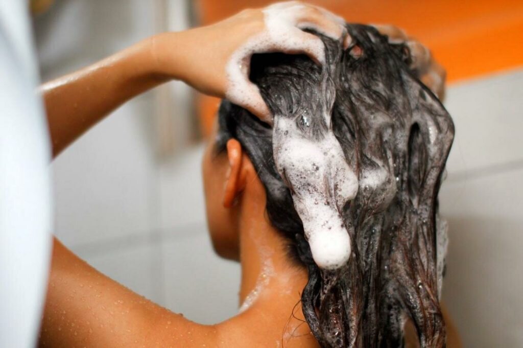 Многие девушки сталкиваются с проблемой быстро жирнеющих волос. Кажется, что раньше можно было мыть голову гораздо реже и волосы не жирнели, но потом моешь все чаще и чаще.-2