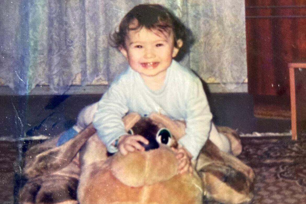 Кыз әнисенең аңа беренче тапкыр кайчан сукканын хәтерләми, әмма аның балачактан булган иң беренче хатирәләре әнисе тарафыннан күрелгән агрессия белән бәйле.Фото: Мишаның шәхси архивыннан