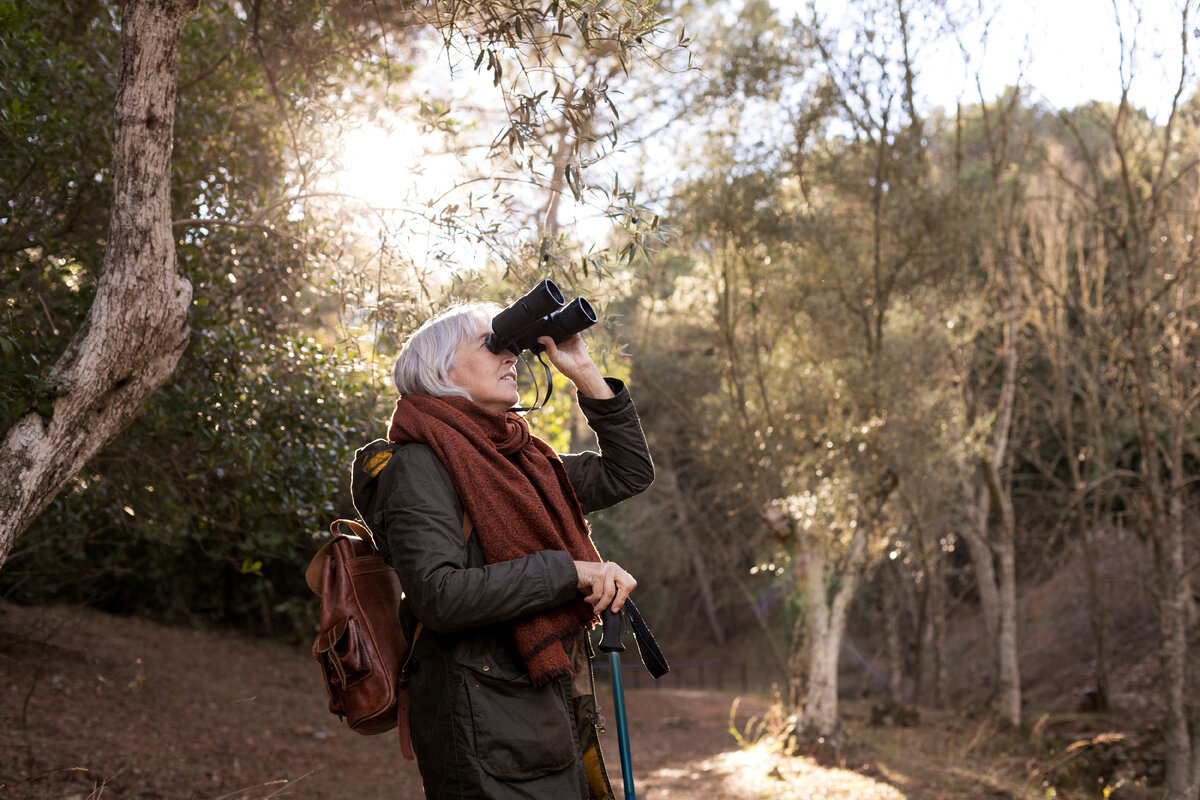 источник фото: Изображение от <a href="https://ru.freepik.com/free-photo/senior-woman-using-binoculars-while-on-a-nature-hike_22634608.htm#query=%D0%B1%D0%B0%D0%B1%D1%83%D1%88%D0%BA%D0%B0%20%D0%BF%D1%83%D1%82%D0%B5%D1%88%D0%B5%D1%81%D1%82%D0%B2%D1%83%D0%B5%D1%82&position=13&from_view=search&track=robertav1_2_sidr">Freepik</a>