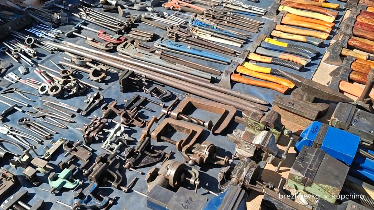 Выбор советского инструмента на блошином рынке. Фото моё.