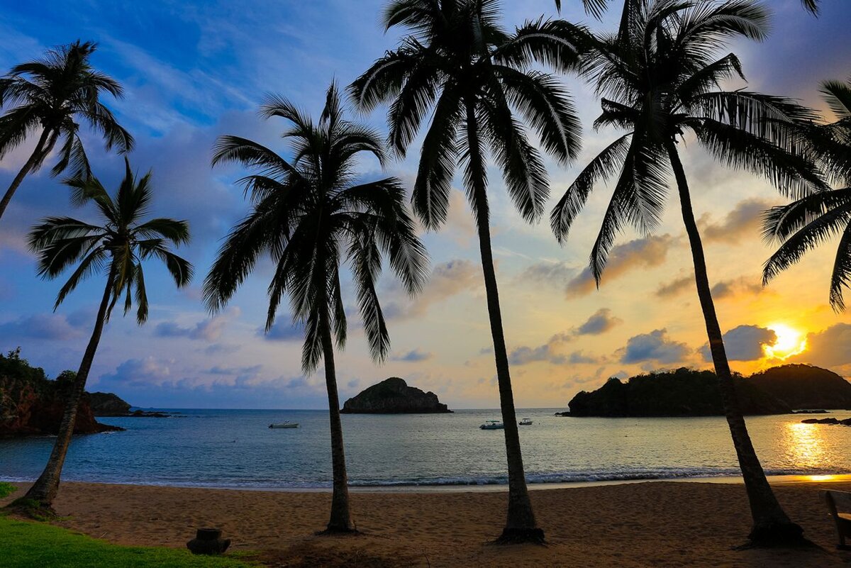 Касталегро, Халиско: в этом районе штата Халиско есть эксклюзивные курортные пляжи, а также тихие песчаные пляжи на концах грунтовых дорог. 
