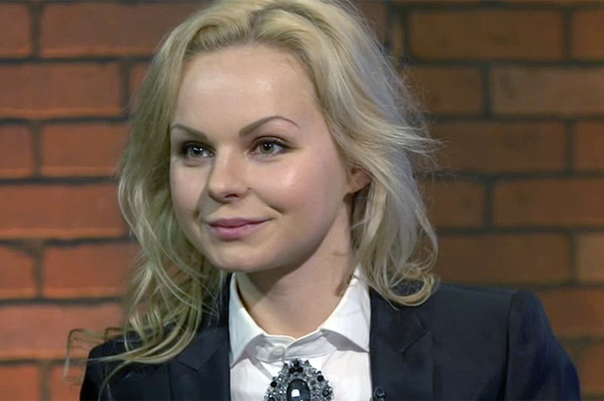    Экс-вокалистка «Ленинграда» наконец заплатила режиссёру, которого оскорбила