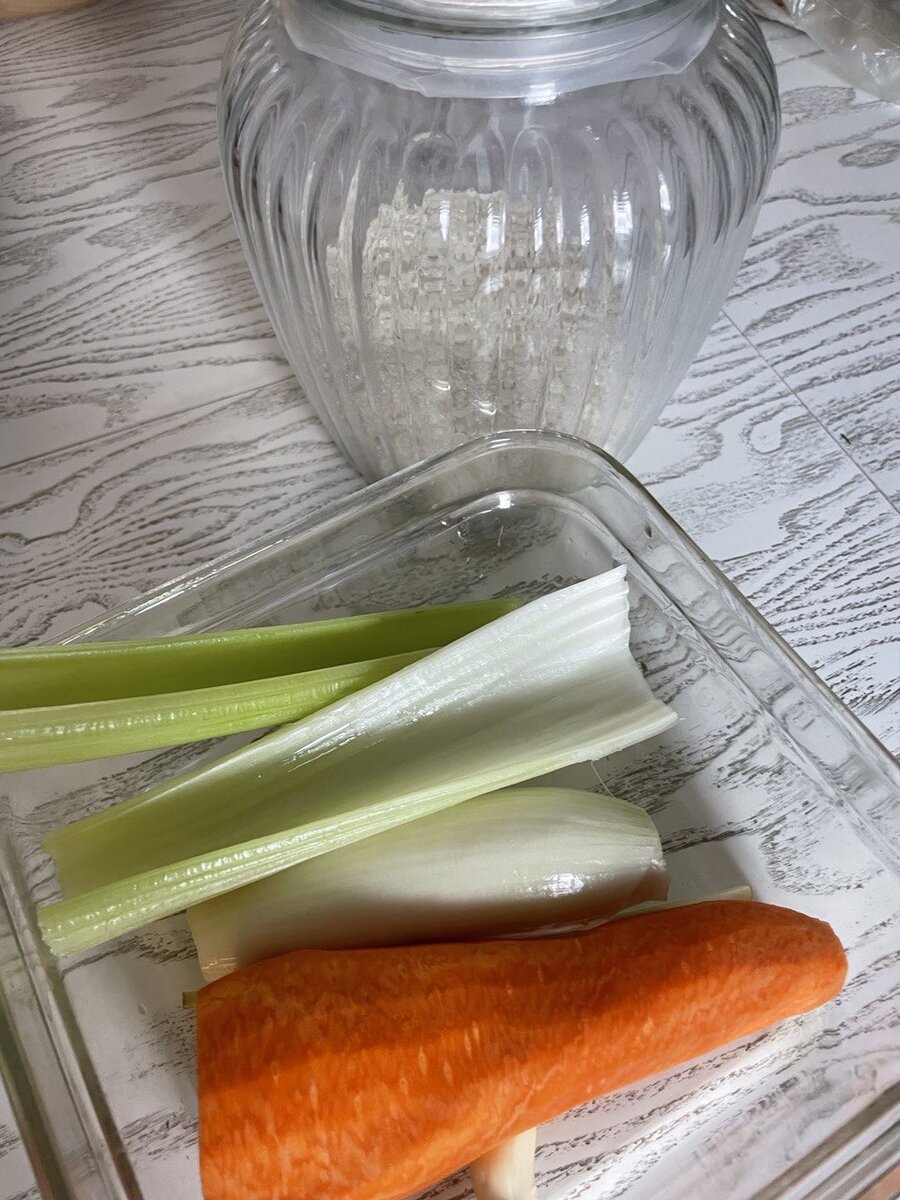 Нам понадобится:
-1 чашка риса 
-Половину стебля сельдерея 
-Небольшая морковь 
-Половина луковицы
-соль ,специи по вкусу

