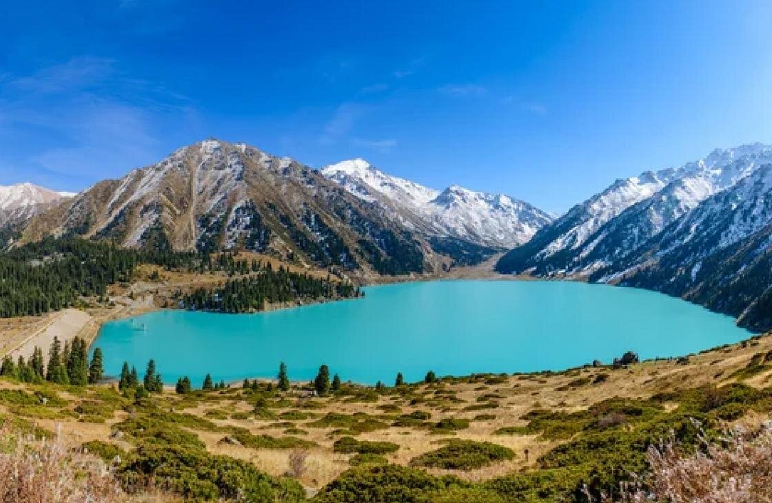    Синий водоем среди гор:Depositphotos