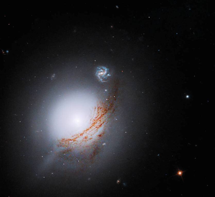     Фото: NASA, ESA, A. Barth (University of California - Irvine), and M. Revalski (STScI); Processing: Gladys Kober (NASA/Catholic University of America)