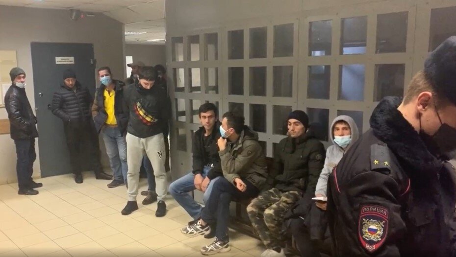 Всех нарушителей доставили в отдел. 