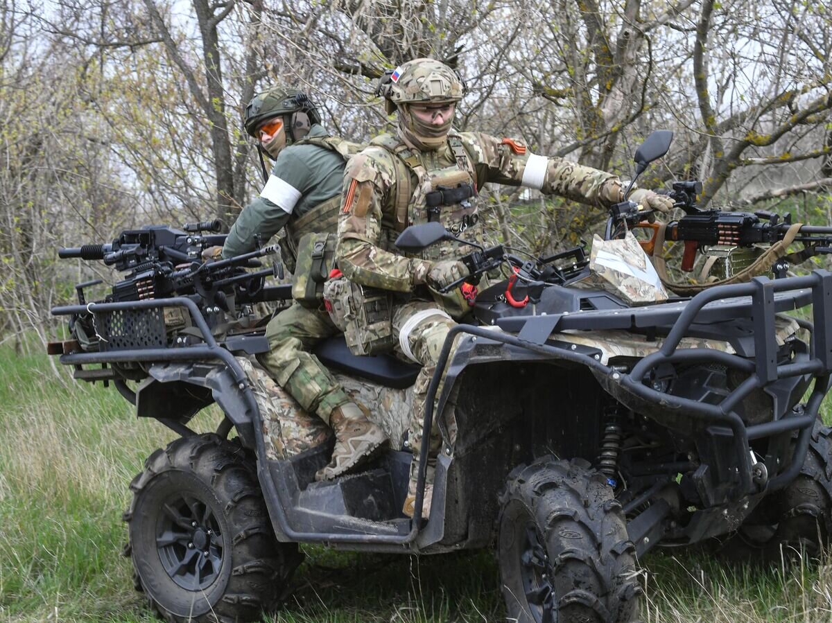    Военнослужащие подразделения ВДВ на квадроцикле в южном секторе СВО© РИА Новости