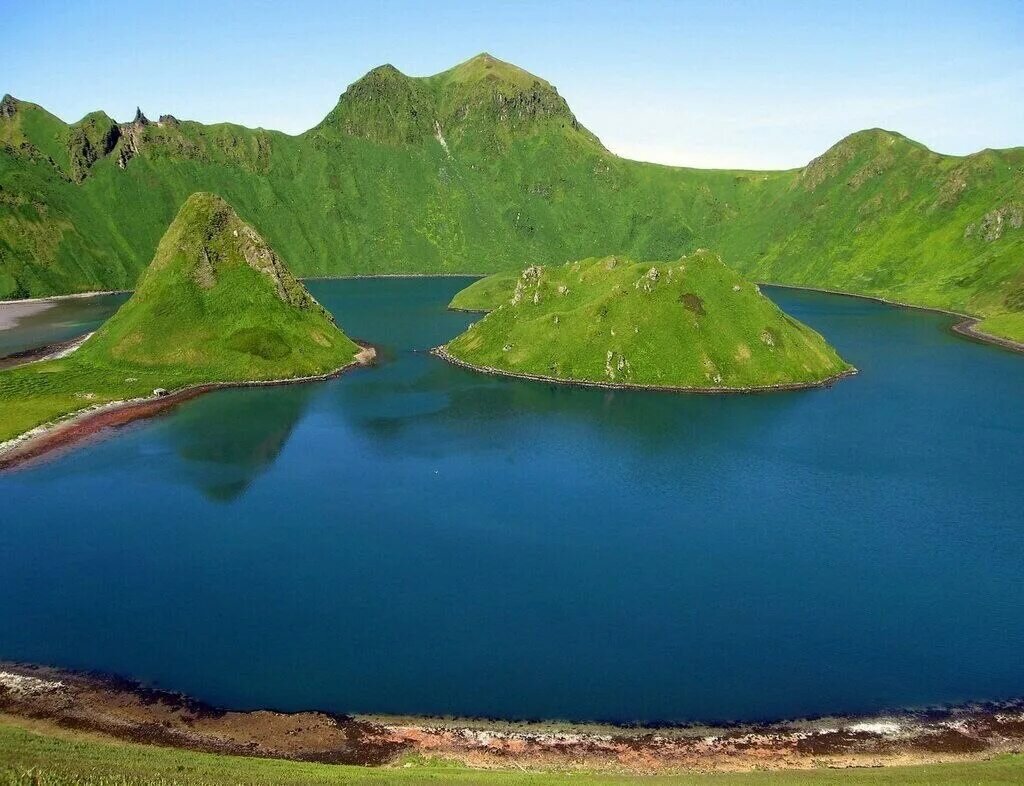 14 islands. Бухта Кратерная Курильские острова. Ушишир Курильские острова. Вулкан Креницына, Курильские острова. Курильские острова остров Янкича.