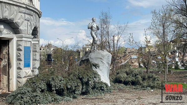 Памятник советскому геологу