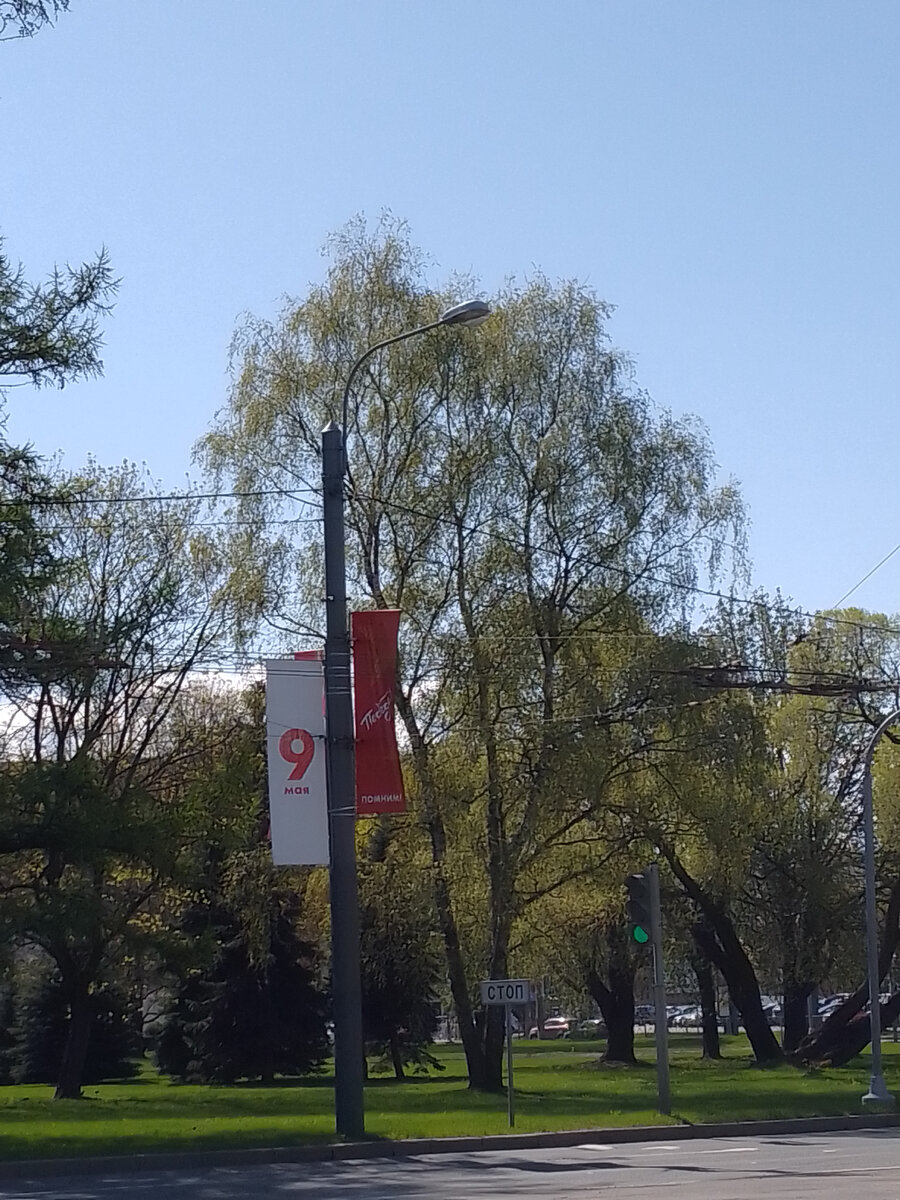 На площади Мужества. Именно мужеству и героизму эта площадь обязана названию 