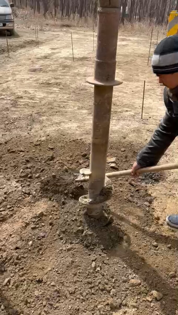 Процесс бурения и заливки свай.