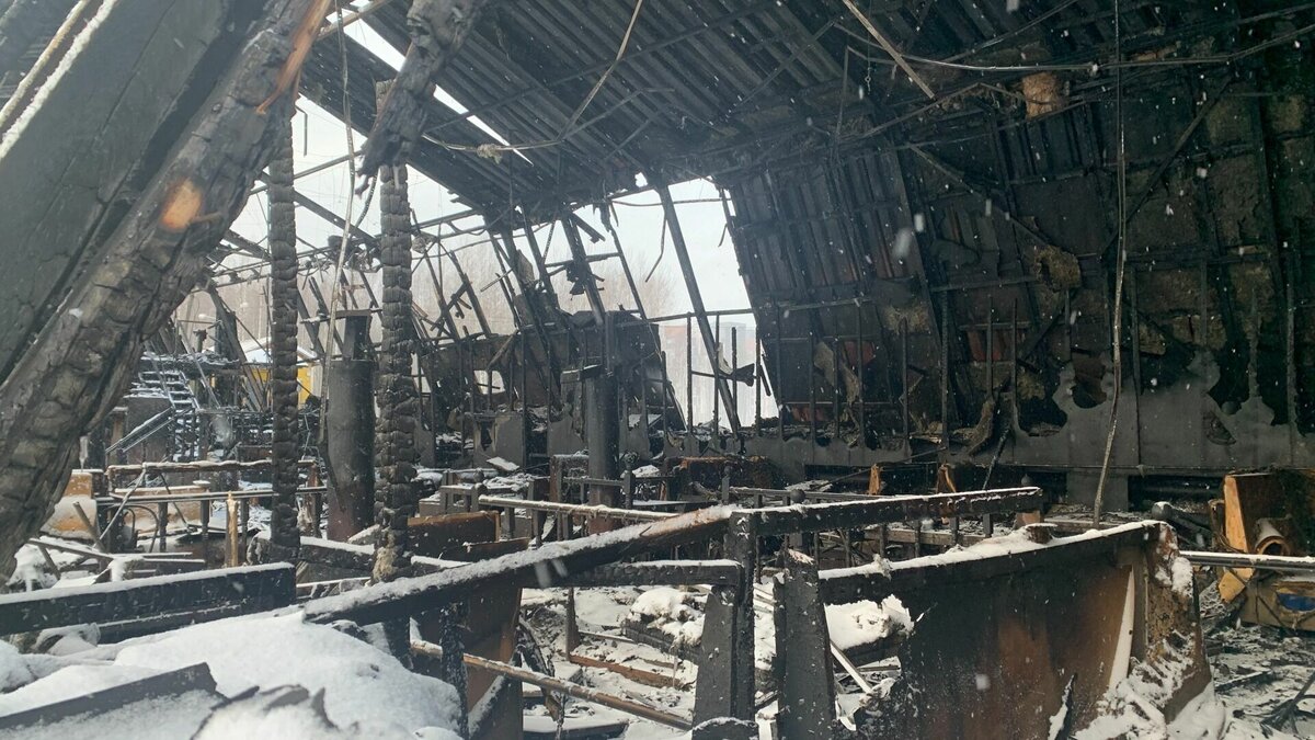     Крупное возгорание склада произошло в Уссурийске — огонь почти распространился и на другие здания. Всего он повредил 2 тысячи квадратных метров — на месте происшествия работали сотрудники МЧС.