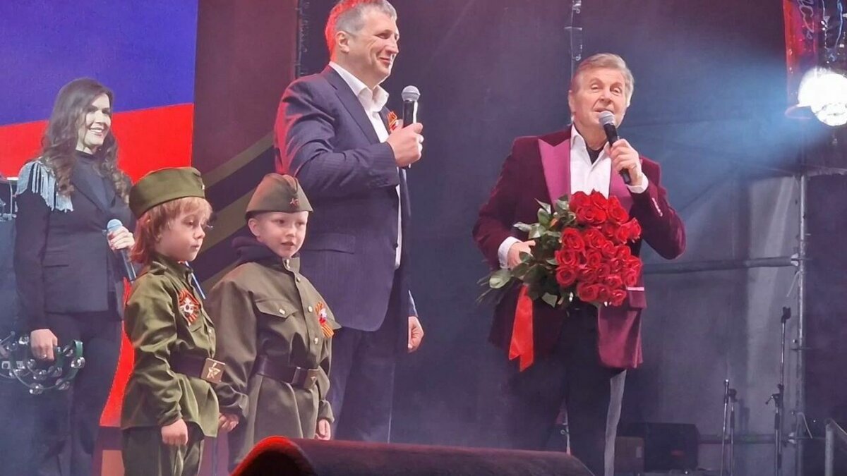     Глава Дзержинска Иван Носков исполнил песню вместе с известным артистом Львом Лещенко 9 мая. Своими впечатлениями чиновник поделился в своем Telegram-канале.