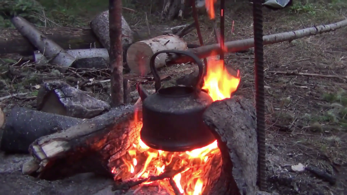 Быстро кипятим воду на ЧАЙ на КОСТРЕ в ТАЙГЕ Сделали ТАЕЖНУЮ ПЕЧЬ позволяет кипятить воду - маленьких веточках ЭКОНОМИЯ ДРОВ - (смотрите на видео внизу статьи)