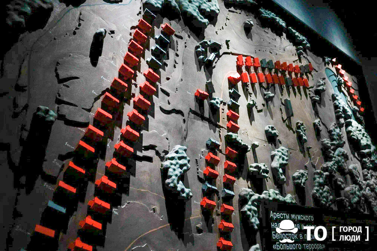 Макет села Белосток. Каждый красный домик – это тот дом, житель которого был арестован. Цифры рядом с домами – это количество репрессированных. Фото: Савелий Петрушев. Источник: "Томский обзор"